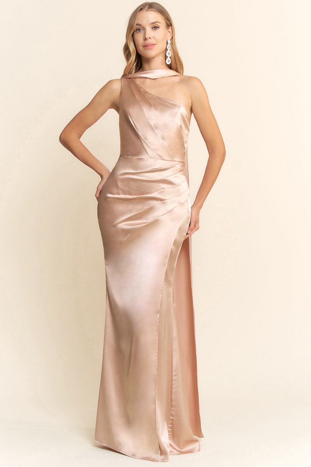 VESTIDO LARGO ASIMETRICO DRAPEADO CON CAPA EN EL HOMBRO MF22606