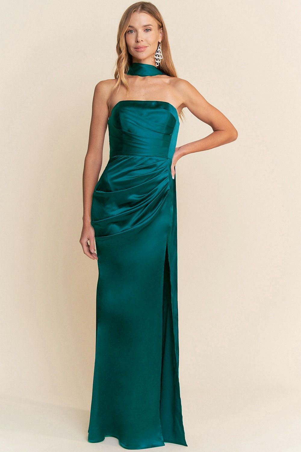 VESTIDO LARGO DRAPEADO EN STRAPLESS CON DETALLE DE TIRA PARA EL CUELLO 22604