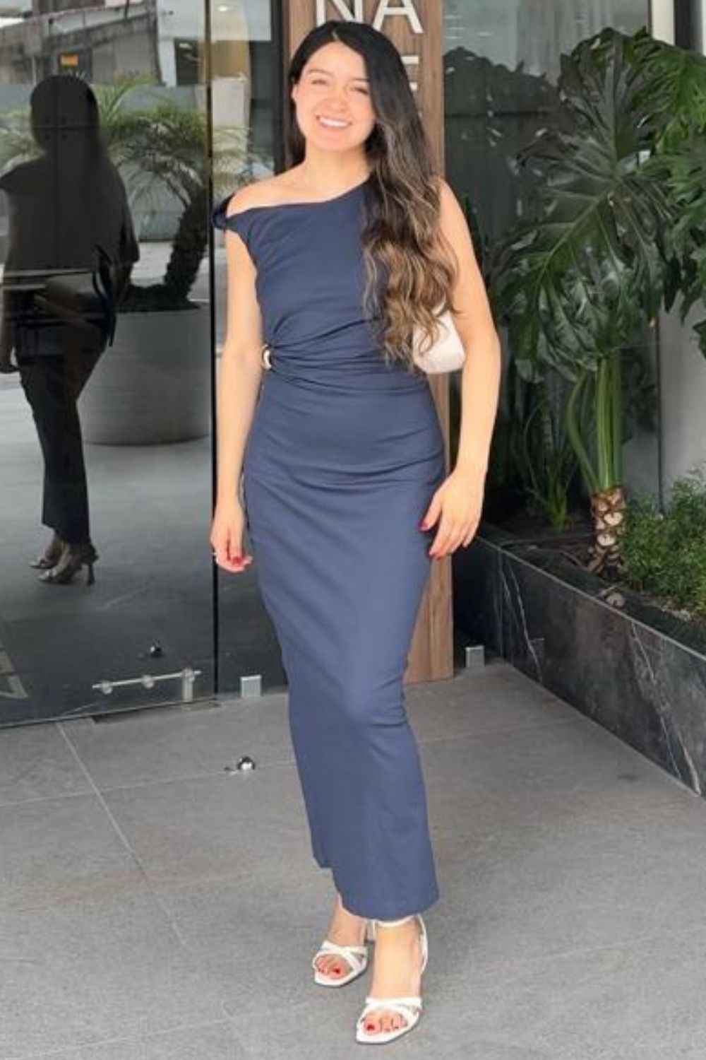 VESTIDO LARGO ASIMETRICO CON DETALLE METALICO WZ20462